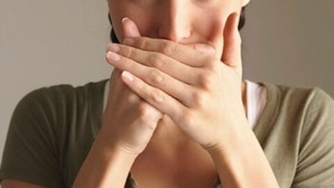 ما هي أسباب رائحة الفم الكريهة وعلاجها