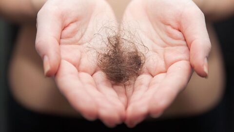 ما هي أسباب تساقط الشعر بكثرة عند النساء