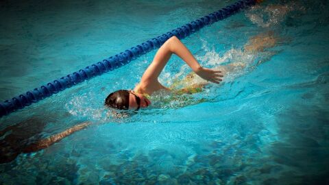 ما هي آثار السباحة على جسم الإنسان