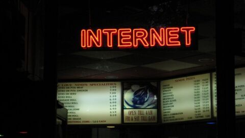 ما هي الخدمات التي يقدمها الإنترنت