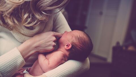 ما هي علامات الجفاف لدى الرضع