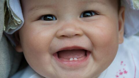 ما هي أعراض ظهور الأسنان عند الأطفال