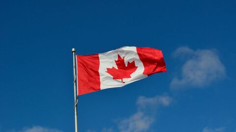 ما هو لون علم كندا
