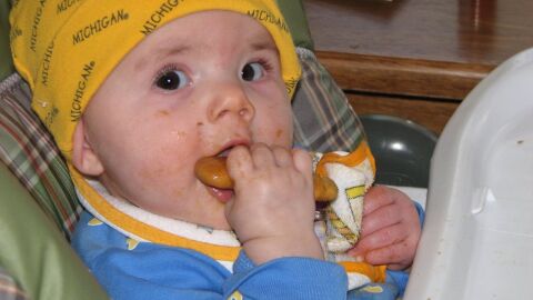ماذا يأكل الطفل في سن الستة شهور