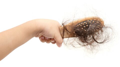 ما سبب تساقط الشعر عند الأطفال