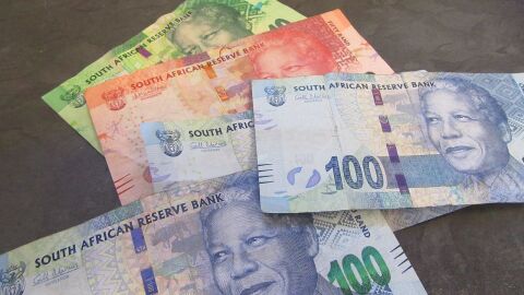 ما العملة المتداولة في جنوب أفريقيا
