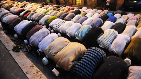 ما أثر صلاة الجماعة وأهميتها في الإسلام