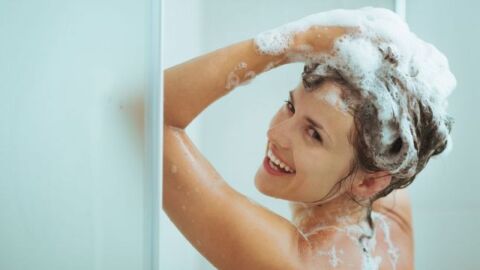 ما أضرار غسل الشعر أثناء الدورة