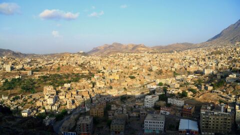 ما هي المدينة اليمنية التي يقع بها جبل صبر