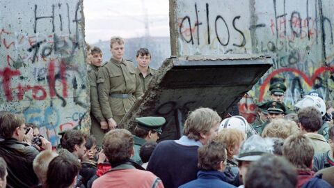 متى سقط جدار برلين