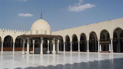 أين يقع مسجد عمرو بن العاص