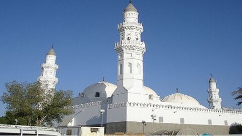 أين يقع مسجد القبلتين