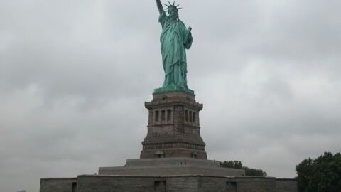 أين يقع تمثال الحرية