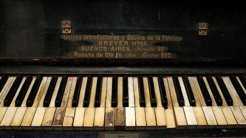 من اخترع البيانو