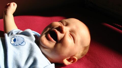 لماذا يضحك الطفل الرضيع
