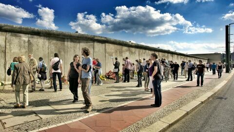 لماذا بني جدار برلين