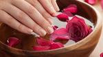 فوائد ماء الورد لشعر الرأس