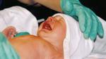 سبب بكاء الطفل عند الولادة
