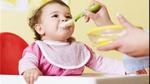 متى يأكل الطفل