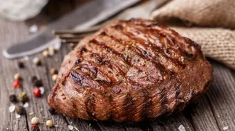 طريقة تتبيل اللحمة المشوية على الفحم