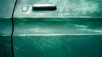 طريقة للتخلص من خدوش السيارة