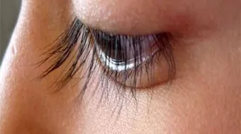 طريقة لتطويل الرموش وتكثيفها