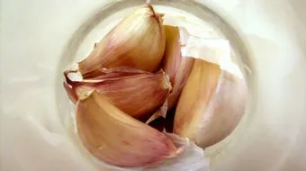 طريقة سهلة لتقشير الثوم