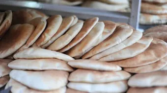 عمل الخبز بالفرن