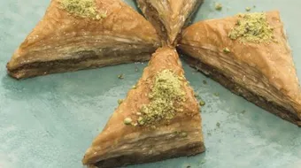 عمل بقلاوة بالقشطة