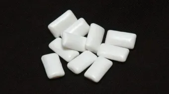 فوائد مضغ العلكة وأضراره