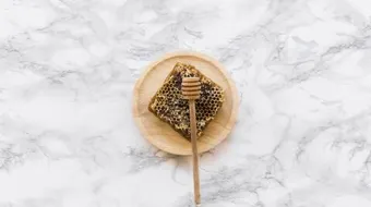 فوائد شمع العسل للبشرة الدهنية