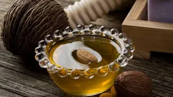 فوائد زيت اللوز المر للهالات السوداء