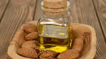 فوائد زيت اللوز المر للوجه