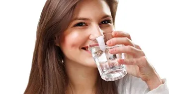 فوائد شرب الماء الساخن صباحاً