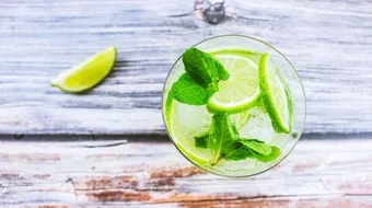 فوائد شرب ماء الليمون