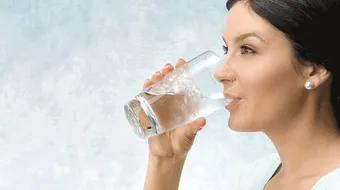 فوائد شرب الماء للبشرة الدهنية