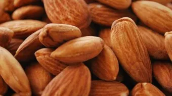 فوائد أكل اللوز للشعر