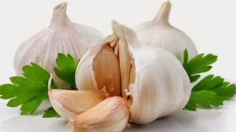 فوائد فص الثوم على الريق