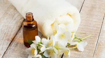 فوائد زيت الياسمين للبشرة