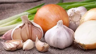 فوائد البصل والثوم للشعر المتساقط