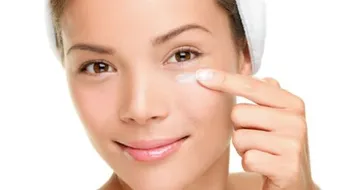 فوائد زيت الورد للهالات السوداء