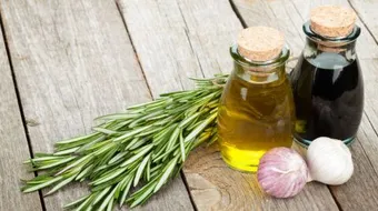 فوائد زيت إكليل الجبل للبشرة