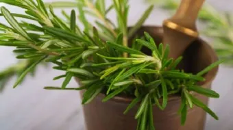 فوائد ماء إكليل الجبل