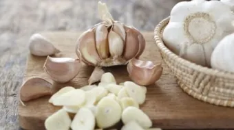 فوائد فرك الشعر بالثوم
