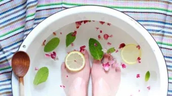 فوائد نقع القدمين بالماء والملح