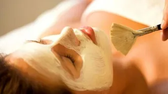 فوائد قناع النشا وماء الورد