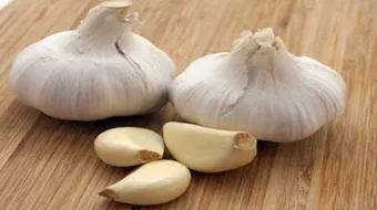 فوائد بلع الثوم قبل النوم