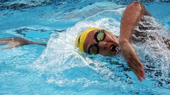 فوائد السباحة للكرش