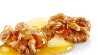 فوائد الجوز مع العسل