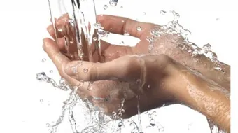 فوائد الماء للبشرة الدهنية